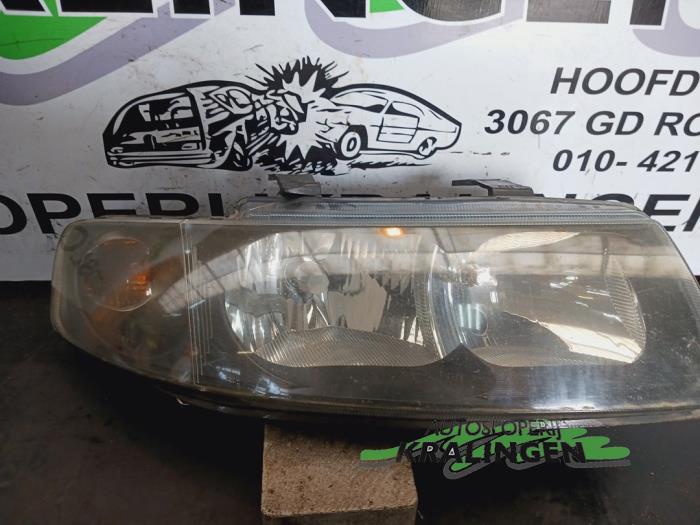 Używane Reflektor prawy Seat Leon (1M1) 2.8 V6 24V Cupra 4 Cena € 19,99 Procedura marży oferowane przez Autosloperij Kralingen B.V.