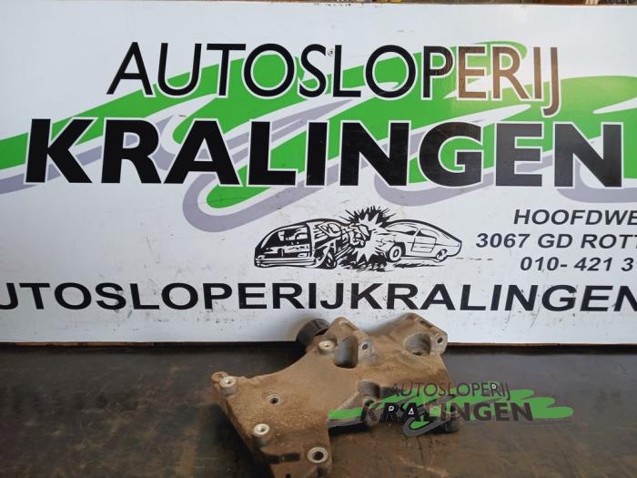 Usagé Support dynamo haut Renault Twingo II (CN) 1.2 16V Prix sur demande proposé par Autosloperij Kralingen B.V.