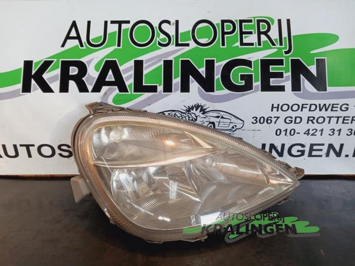 Używane Reflektor prawy Mercedes A (W168) 1.6 A-160 Cena € 24,98 Procedura marży oferowane przez Autosloperij Kralingen B.V.