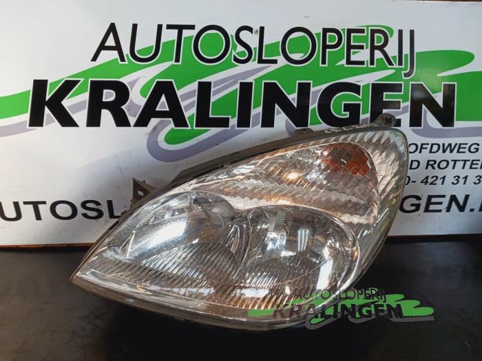 Używane Reflektor lewy Citroen C5 I Berline (DC) 2.0 16V Cena € 39,99 Procedura marży oferowane przez Autosloperij Kralingen B.V.