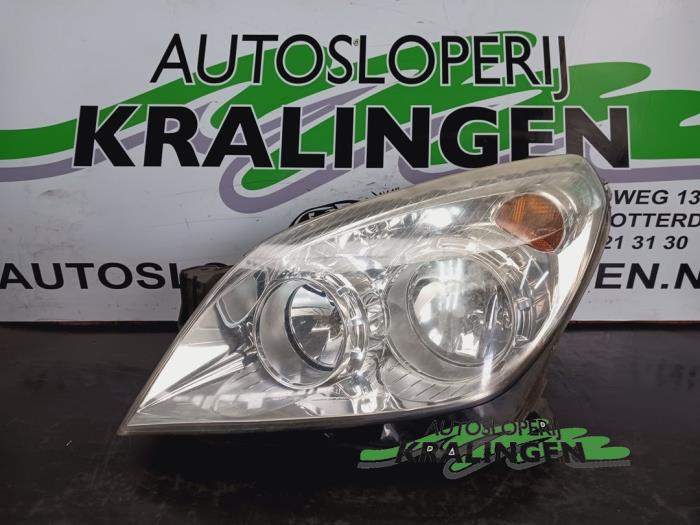 Używane Reflektor lewy Opel Astra H GTC (L08) 1.8 16V Cena € 74,98 Procedura marży oferowane przez Autosloperij Kralingen B.V.