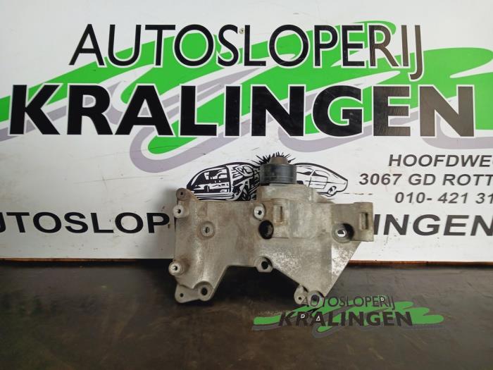 Used Alternator upper bracket Renault Twingo II (CN) 1.2 Price € 199,99 Margin scheme offered by Autosloperij Kralingen B.V.
