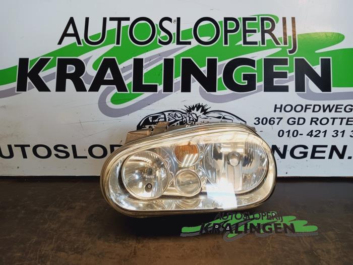 Używane Reflektor lewy Volkswagen Golf IV (1J1) 1.6 16V Cena € 34,98 Procedura marży oferowane przez Autosloperij Kralingen B.V.