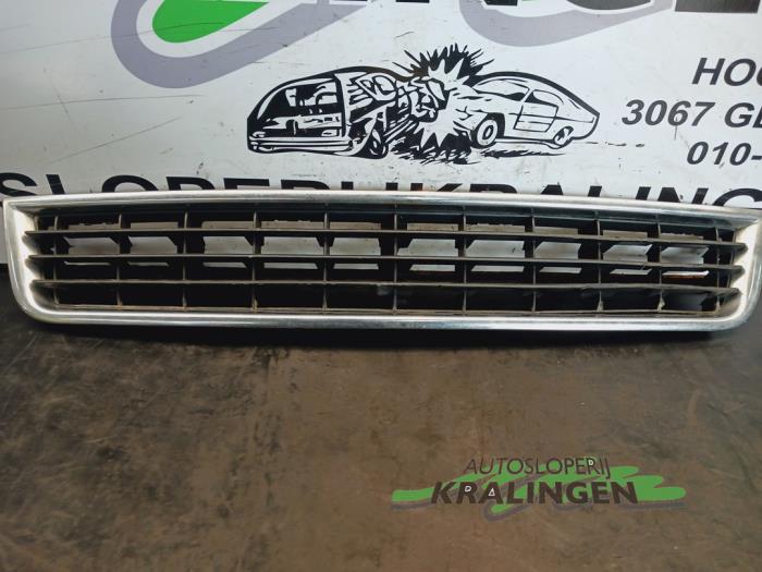 Używane Grill Audi A4 Avant (B6) 2.5 TDI 24V Cena € 24,99 Procedura marży oferowane przez Autosloperij Kralingen B.V.