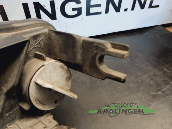 Używane Reflektor prawy Peugeot 406 Coupé (8C) 2.0 16V Cena na żądanie oferowane przez Autosloperij Kralingen B.V.