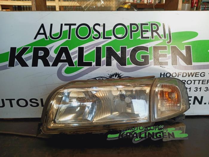 Używane Reflektor lewy Volvo S80 (TR/TS) 2.9 SE 24V Cena € 34,98 Procedura marży oferowane przez Autosloperij Kralingen B.V.