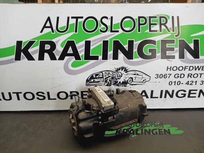 Usagé Pompe direction assistée Citroen C5 II Break (RE) 2.0 16V Prix € 74,98 Règlement à la marge proposé par Autosloperij Kralingen B.V.