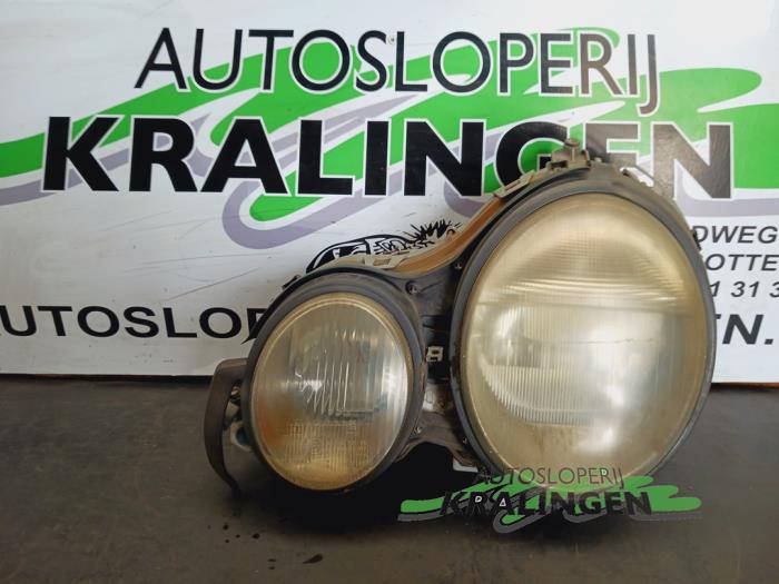 Gebrauchte Scheinwerfer links Mercedes E Combi (S210) 2.4 E-240 V6 18V Preis € 49,99 Margenregelung angeboten von Autosloperij Kralingen B.V.