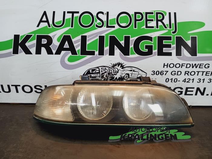 Używane Reflektor prawy BMW 5 serie Touring (E39) 528i 24V Cena € 49,99 Procedura marży oferowane przez Autosloperij Kralingen B.V.