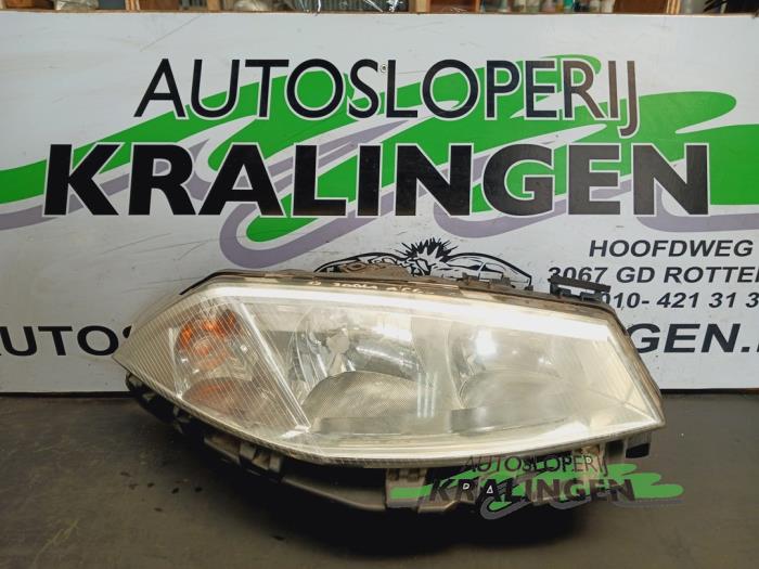 Używane Reflektor prawy Renault Megane II (BM/CM) 1.6 16V Cena € 34,98 Procedura marży oferowane przez Autosloperij Kralingen B.V.
