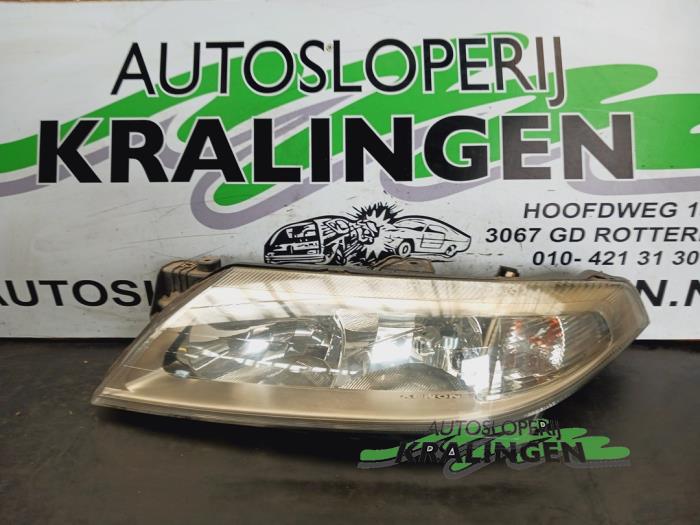 Używane Reflektor lewy Renault Laguna II Grandtour (KG) 2.0 16V IDE Cena € 49,98 Procedura marży oferowane przez Autosloperij Kralingen B.V.