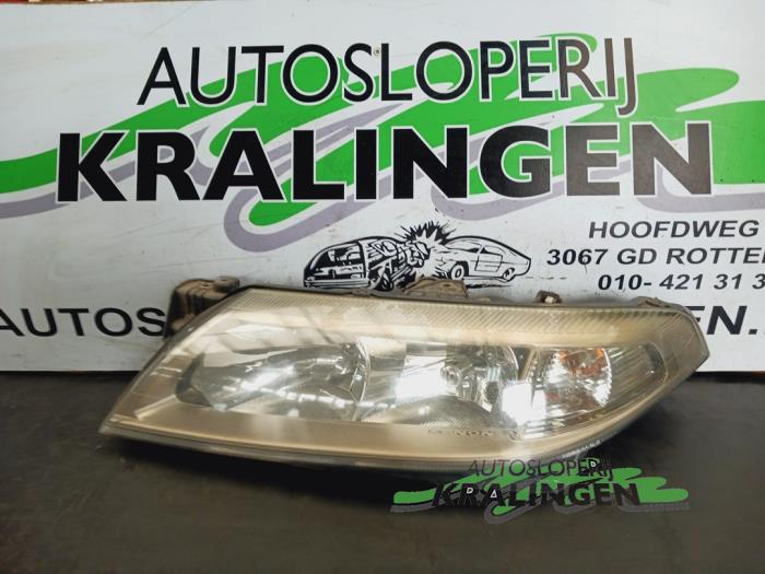 Używane Reflektor lewy Renault Laguna II Grandtour (KG) 2.0 16V IDE Cena € 49,98 Procedura marży oferowane przez Autosloperij Kralingen B.V.