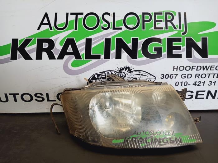 Używane Reflektor prawy Mitsubishi Space Runner (N1/N2) 1.8 GLi 16V Cena € 44,99 Procedura marży oferowane przez Autosloperij Kralingen B.V.