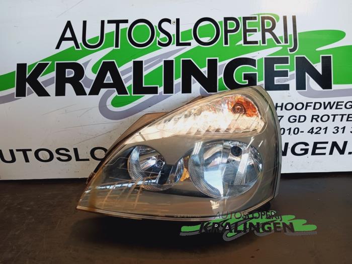 Używane Reflektor lewy Renault Clio II (BB/CB) 1.4 16V Cena € 24,98 Procedura marży oferowane przez Autosloperij Kralingen B.V.