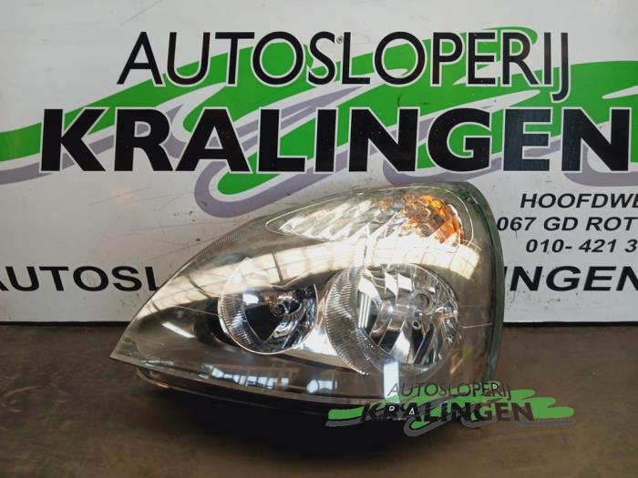Używane Reflektor lewy Renault Clio II (BB/CB) 1.4 16V Cena € 49,98 Procedura marży oferowane przez Autosloperij Kralingen B.V.