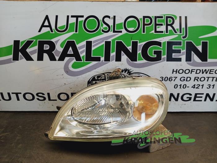 Używane Reflektor lewy Citroen Saxo 1.1i X,SX Cena € 19,99 Procedura marży oferowane przez Autosloperij Kralingen B.V.