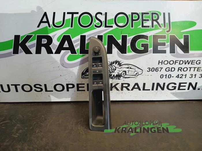 Usados Interruptor de ventanilla eléctrica Volkswagen Golf Plus (5M1/1KP) 1.6 FSI 16V Precio € 14,99 Norma de margen ofrecido por Autosloperij Kralingen B.V.