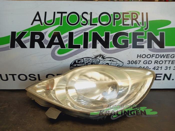 Używane Reflektor lewy Peugeot 107 1.0 12V Cena € 49,99 Procedura marży oferowane przez Autosloperij Kralingen B.V.