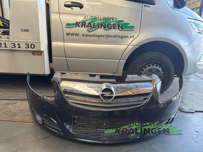 Usados Parachoques Opel Corsa D 1.4 16V Twinport Precio € 124,98 Norma de margen ofrecido por Autosloperij Kralingen B.V.