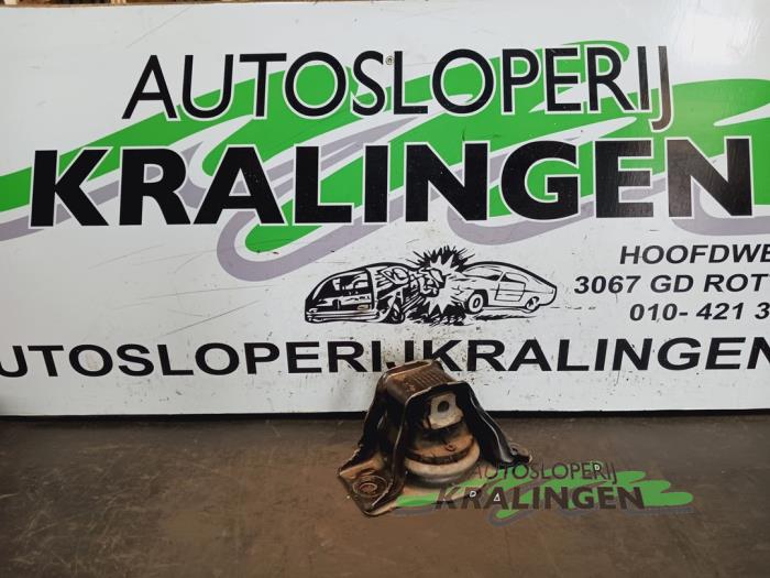 Used Engine mount Renault Scénic II (JM) 2.0 16V Price € 39,99 Margin scheme offered by Autosloperij Kralingen B.V.