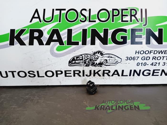 Usados Interruptor de ventanilla eléctrica Chevrolet Kalos (SF48) 1.4 Precio € 9,99 Norma de margen ofrecido por Autosloperij Kralingen B.V.