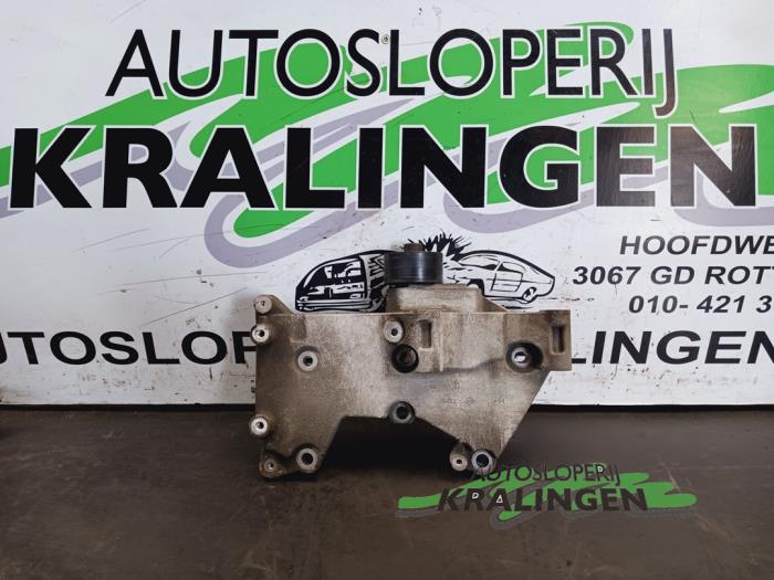 Usagé Support dynamo haut Renault Clio III (BR/CR) 1.2 16V TCe 100 Prix € 199,99 Règlement à la marge proposé par Autosloperij Kralingen B.V.