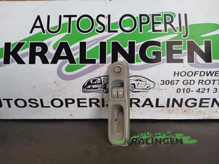 Usados Interruptor de ventanilla eléctrica Renault Twingo (C06) 1.2 16V Precio € 34,99 Norma de margen ofrecido por Autosloperij Kralingen B.V.