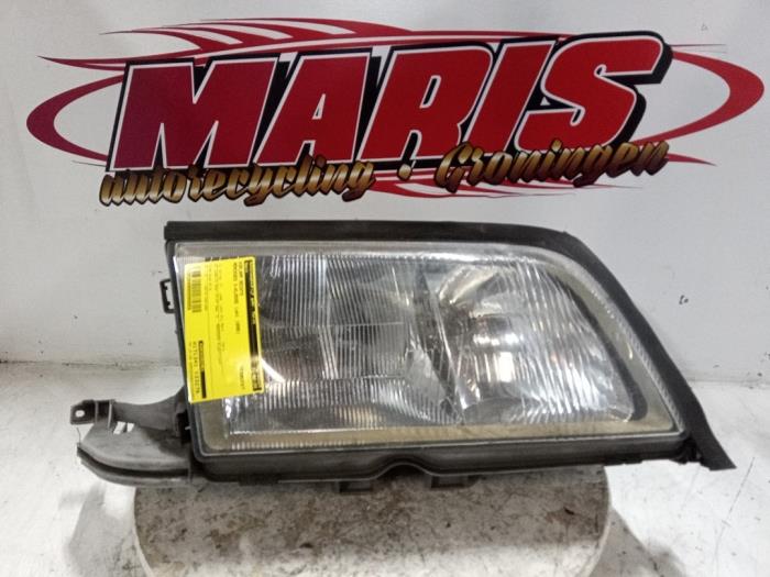 Używane Reflektor prawy Mercedes C Combi (S202) 2.3 C230T 16V Cena € 35,00 Procedura marży oferowane przez Autosloopbedrijf gebr. Maris