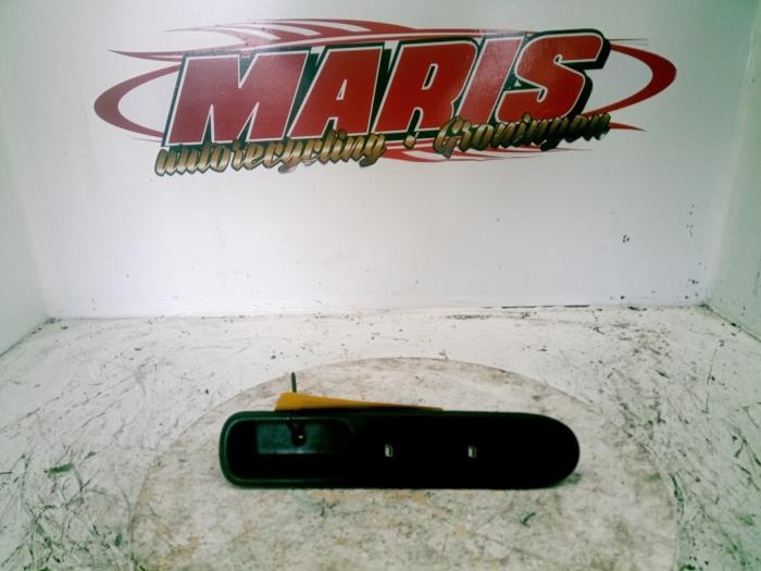 Usados Interruptor de ventanilla eléctrica Peugeot 307 (3A/C/D) 1.4 Precio € 15,00 Norma de margen ofrecido por Autosloopbedrijf gebr. Maris