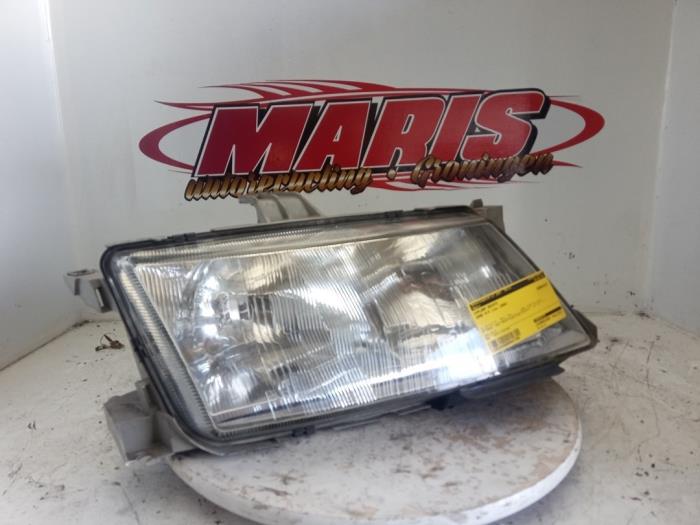 Używane Reflektor prawy Saab 9-5 (YS3E) 2.0t 16V Cena € 25,00 Procedura marży oferowane przez Autosloopbedrijf gebr. Maris