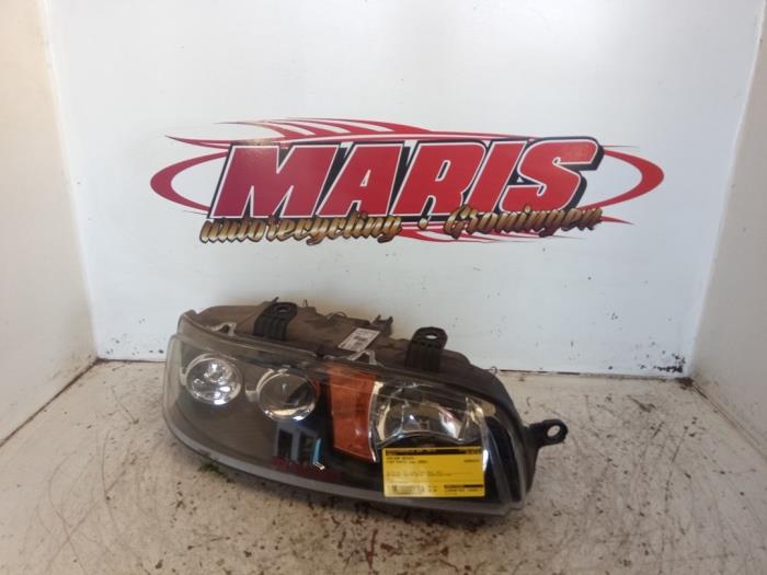 Używane Reflektor prawy Fiat Punto II (188) 1.2 60 S Cena € 35,00 Procedura marży oferowane przez Autosloopbedrijf gebr. Maris
