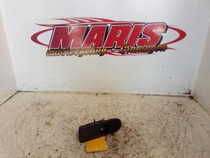 Usados Interruptor de ventanilla eléctrica Peugeot 308 (4A/C) 1.6 VTI 16V Precio € 10,00 Norma de margen ofrecido por Autosloopbedrijf gebr. Maris