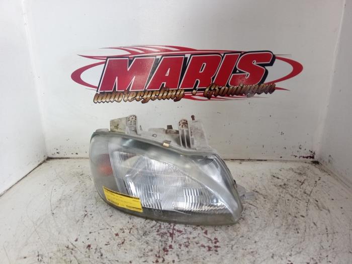 Używane Reflektor prawy Daihatsu Charade (G200/201/202/203/204) 1.3i TX/CX 16V Cena € 25,00 Procedura marży oferowane przez Autosloopbedrijf gebr. Maris