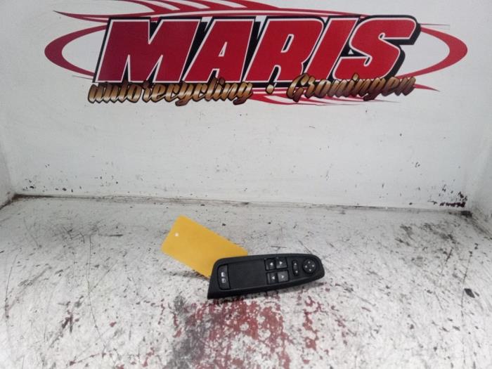 Usados Interruptor de ventanilla eléctrica Fiat Stilo (192A/B) 1.6 16V 5-Drs. Precio € 15,00 Norma de margen ofrecido por Autosloopbedrijf gebr. Maris
