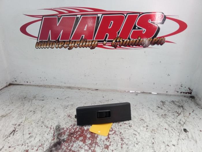 Usados Interruptor de ventanilla eléctrica Toyota Corolla Verso (R10/11) 1.8 16V VVT-i Precio € 10,00 Norma de margen ofrecido por Autosloopbedrijf gebr. Maris