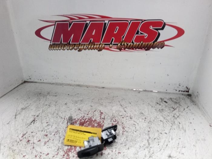 Usados Interruptor de ventanilla eléctrica Toyota Corolla Verso (R10/11) 1.8 16V VVT-i Precio € 20,00 Norma de margen ofrecido por Autosloopbedrijf gebr. Maris