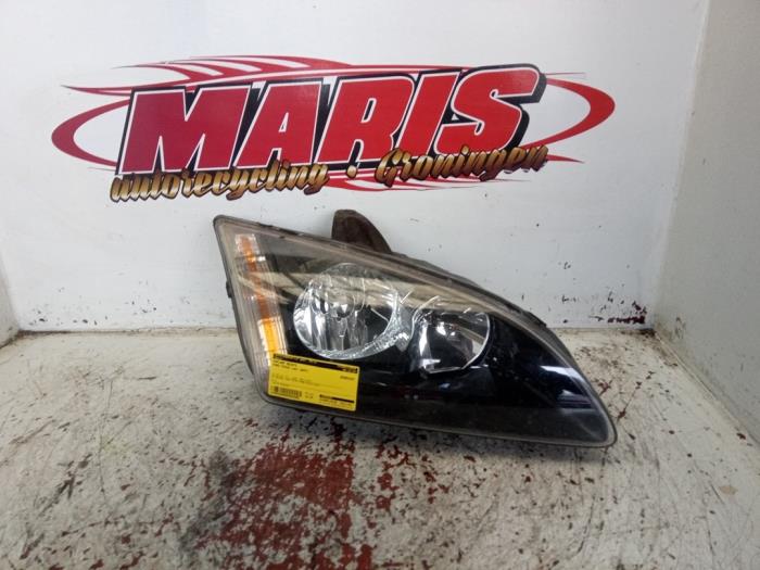 Używane Reflektor prawy Ford Focus 2 1.6 16V Cena € 30,00 Procedura marży oferowane przez Autosloopbedrijf gebr. Maris
