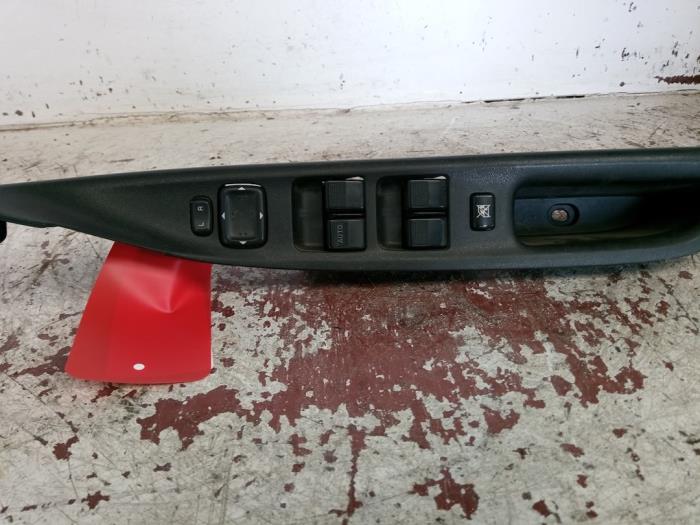 Usados Interruptor de ventanilla eléctrica Mazda 6 Sportbreak (GY19/89) 1.8i 16V Precio € 20,00 Norma de margen ofrecido por Autosloopbedrijf gebr. Maris