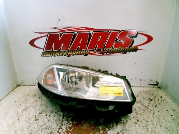Używane Reflektor prawy Renault Megane II (BM/CM) 1.4 16V 98 Cena € 25,00 Procedura marży oferowane przez Autosloopbedrijf gebr. Maris
