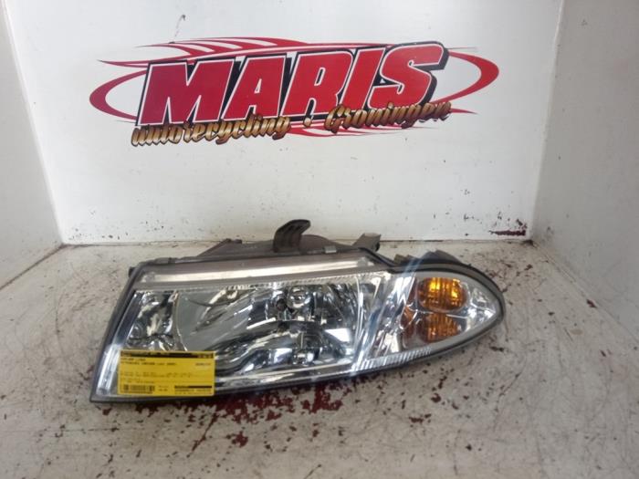 Używane Reflektor lewy Mitsubishi Carisma 1.8 GDI 16V Cena € 40,00 Procedura marży oferowane przez Autosloopbedrijf gebr. Maris