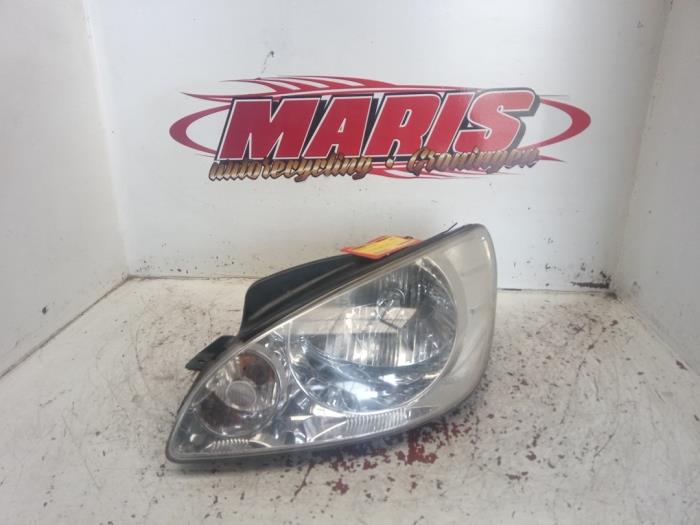 Używane Reflektor lewy Hyundai Getz 1.4i 16V Cena € 25,00 Procedura marży oferowane przez Autosloopbedrijf gebr. Maris