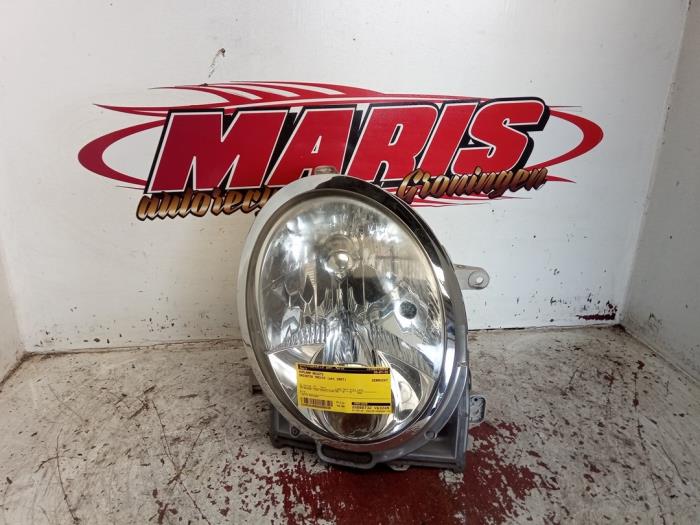 Używane Reflektor prawy Daihatsu Trevis 1.0 12V DVVT Cena € 70,00 Procedura marży oferowane przez Autosloopbedrijf gebr. Maris