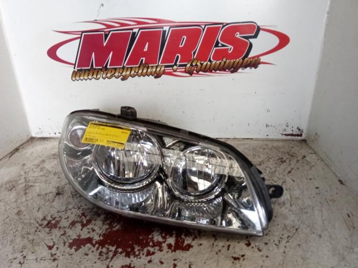 Używane Reflektor prawy Fiat Punto II (188) 1.2 60 S Cena € 35,00 Procedura marży oferowane przez Autosloopbedrijf gebr. Maris
