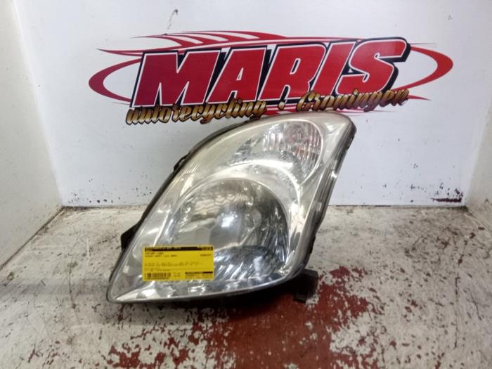 Używane Reflektor lewy Suzuki Swift (ZA/ZC/ZD1/2/3/9) 1.3 VVT 16V Cena € 45,00 Procedura marży oferowane przez Autosloopbedrijf gebr. Maris