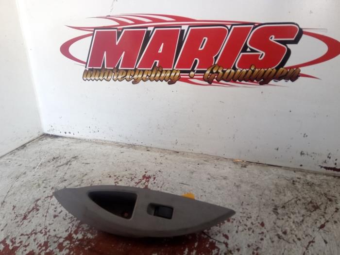 Usados Interruptor de ventanilla eléctrica Mitsubishi Grandis (NA) 2.4 16V MIVEC Precio € 15,00 Norma de margen ofrecido por Autosloopbedrijf gebr. Maris