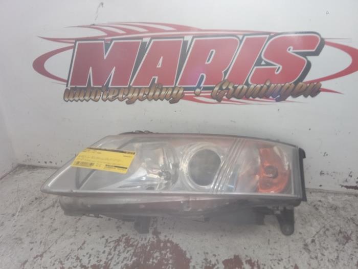 Używane Reflektor lewy Saab 9-3 Sport Estate (YS3F) 1.8t 16V Cena € 50,00 Procedura marży oferowane przez Autosloopbedrijf gebr. Maris