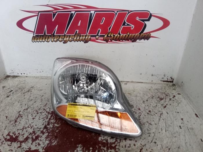 Używane Reflektor prawy Chevrolet Matiz (M200) 0.8 LPG Cena € 75,00 Procedura marży oferowane przez Autosloopbedrijf gebr. Maris