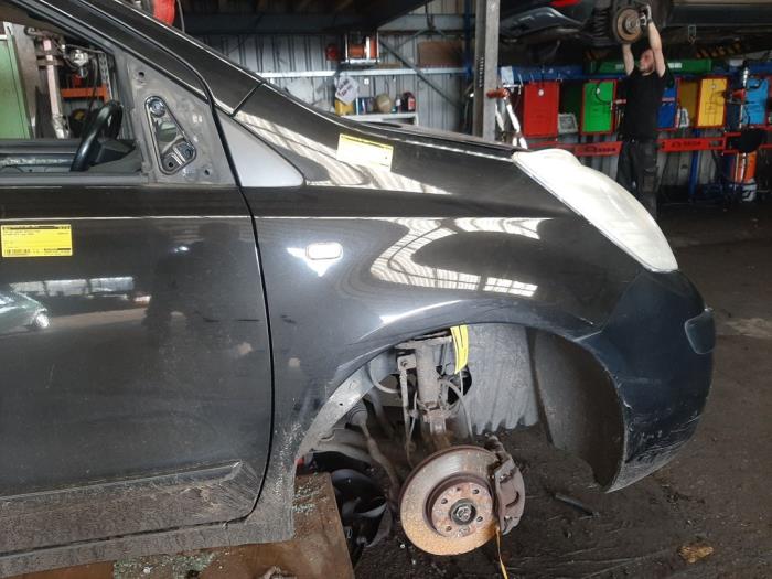 Używane Blotnik prawy przód Nissan Note (E11) 1.6 16V Cena € 60,00 Procedura marży oferowane przez Autosloopbedrijf gebr. Maris