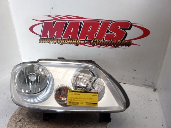 Używane Reflektor prawy Volkswagen Caddy III (2KA,2KH,2CA,2CH) 2.0 SDI Cena € 45,00 Procedura marży oferowane przez Autosloopbedrijf gebr. Maris