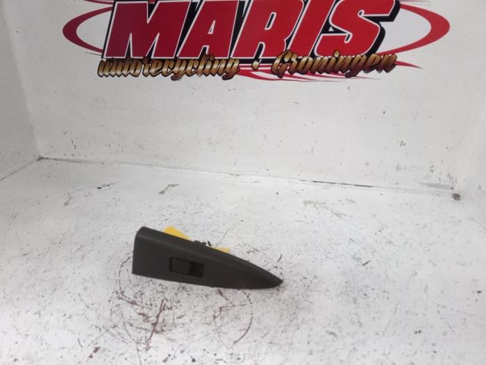 Usados Interruptor de ventanilla eléctrica Nissan Note (E11) 1.6 16V Precio € 10,00 Norma de margen ofrecido por Autosloopbedrijf gebr. Maris